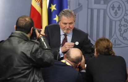 El ministro de Educación y Portavoz del Gobierno, Iñigo Méndez de Vigo, muestra una pin contra la violencia machista, durante la rueda de prensa que ofreció en el Palacio de La Moncloa tras la reunión del Consejo de Ministros.