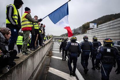 La policía antidisturbios francesa llega al lugar donde los manifestantes bloquean el tráfico en la carretera A47 entre Lyon y Saint-Etienne, en Givors. Todo el día se han sucedido las protestas populares a lo largo de el país, para protestar por el aumento del precio del combustible.