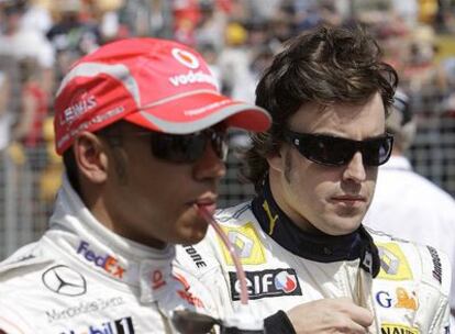 Lewis Hamilton y Fernando Alonso, antes de comenzar el Gran Premio de Australia.