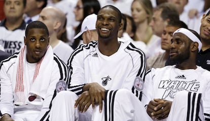 Chalmers, Bosh y James, de los Heat, sonríen en el banquillo.