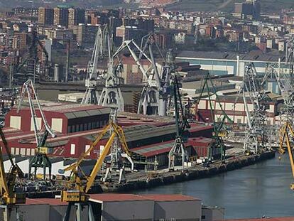 Las antiguas instalaciones portuarias en la Ría de Bilbao.