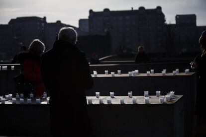 En Berlín se han encendido 75 velas en el monumento a las víctimas del Holocausto, ubicado muy cerca de la Puerta de Brandeburgo.