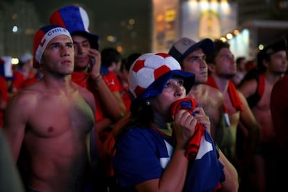 Hinchas chilenos ven el partido entre Chile y Australia el pasado 13 de junio de 2014.