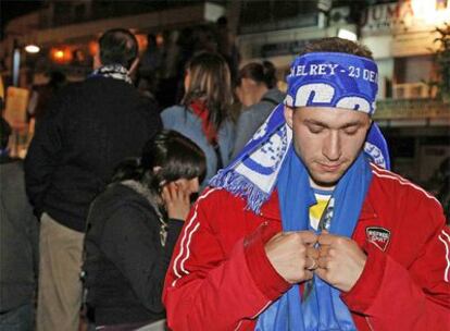 Un hincha del Getafe da la espalda a la pantalla durante el partido.