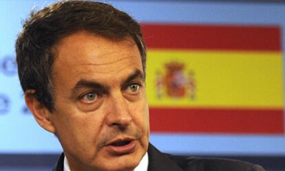 Zapatero ha lanzado un mensaje claro a ETA y a la izquierda abertzale tras el comunicado de la banda terrorista:  "Se dice en pocas palabras: Ya solo vale el abandono de las armas para siempre".