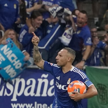 OVIEDO, 21/06/2025.- El centrocampista del Oviedo Santi Cazorla celebra su gol de penalti durante el partido de vuelta de ascenso a Primera División que Real Oviedo y Mirandés disputan este sábado en el estadio Carlos Tartiere de Oviedo. EFE/Paco Paredes