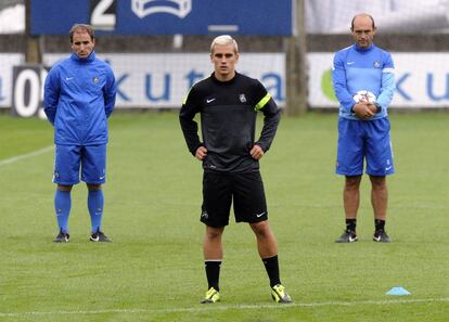 El delantero de la Real Sociedad Antoine Griezmann entrena bajo la atenta mirada del entrenador Jagoba Arrasate de cara al encuentro de Liga de Campeones en San Sebastián frente al Shakhtar ruso.