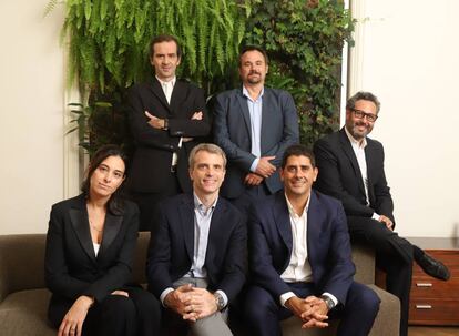 De pie: Santiago Viglierchio y Federico Villarino, socios de ECIJA Argentina. Sentados: Angeles Bernachea, Octavio Zenarruza, Diego Martinotti y Cristian Elbert, socios director de ECIJA Argentina.