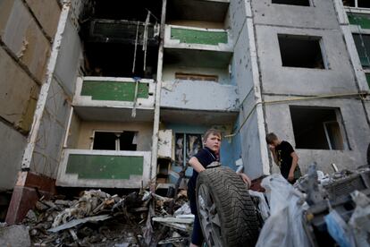 Unos niños, frente a un edificio destruido en Chernihiv, Ucrania, el 19 de junio.