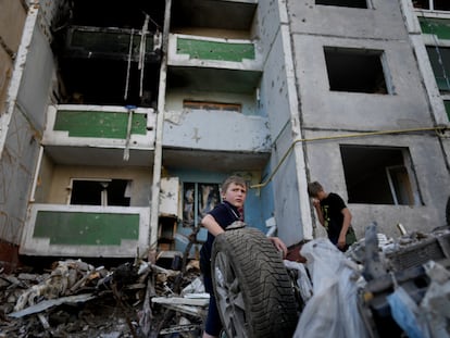 Unos niños, frente a un edificio destruido en Chernihiv, Ucrania, el 19 de junio.