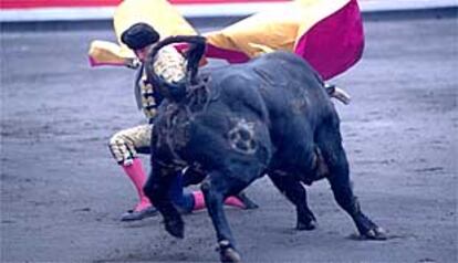 Pepín Liria, en una larga cambiada del primer toro.