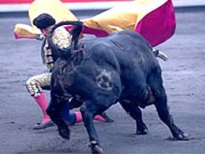 Pepín Liria, en una larga cambiada del primer toro.