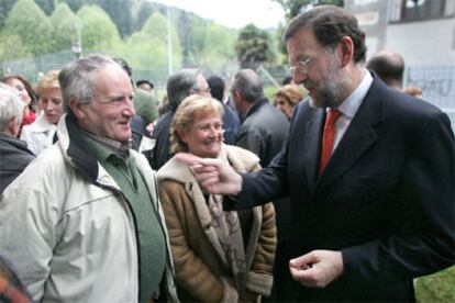 Mariano Rajoy saluda a los padres de Miguel Ángel Blanco, concejal asesinado por ETA en 1997.