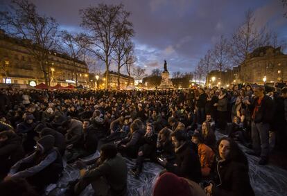 Participantes del movimiento &#039;La Nuit Debout&#039; durante la manifestaci&oacute;n de este s&aacute;bado en la Plaza de la Rep&uacute;blica de Par&iacute;s. 