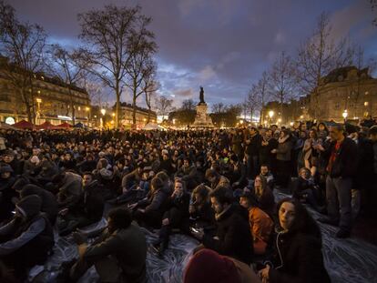 Participantes del movimiento 'La Nuit Debout' durante la manifestación de este sábado en la Plaza de la República de París.