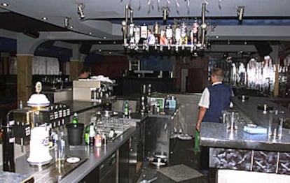 Aspecto del bar de la discoteca X-Large, donde estalló la granada.