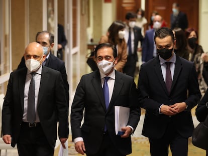 José Manuel Albares, en el centro, a su llegada a la Comisión de Asuntos Exteriores del Congreso, este miércoles por la tarde.