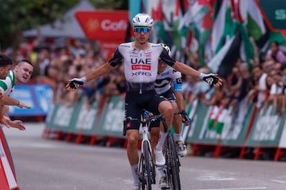 El ciclista español del Emirates UAE Juan Ayuso,celebra la victoria en la Vuelta Ciclista en Laredo, este jueves.  