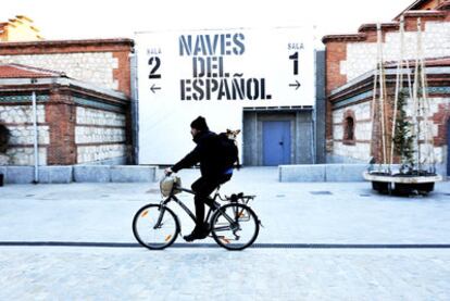 Un ciclista (y su chiguagua) pasan por delante de las Naves del Español, en el Matadero (<a href="http://www.mataderomadrid.org" target="_blank">www.mataderomadrid.org</a>) de Madrid. El proyecto arquitectónico de este espacio escénico, gestionado por el Teatro Español, es de Justo Benito.