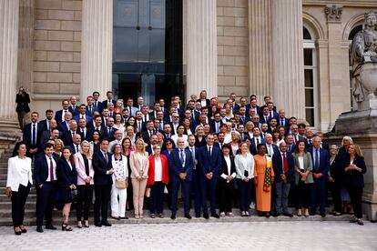 Foto de familia de los diputados del partido de extrema derecha Reagrupamiento Nacional (RN) de Marine Le Pen, este miércoles en París.
