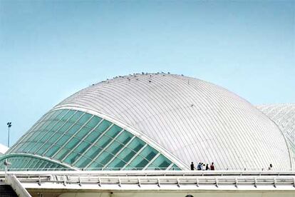 El Hemisferio de la Ciudad de las Ciencias, obra de Santigo Calatrava. La estructura que lo protege se abre y se cierra imitando el párpado del ojo humano.