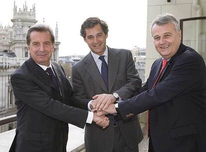 De izquierda a derecha, Conti, Entrecanales y Bernotat escenifican el acuerdo suscrito ayer en Madrid.
