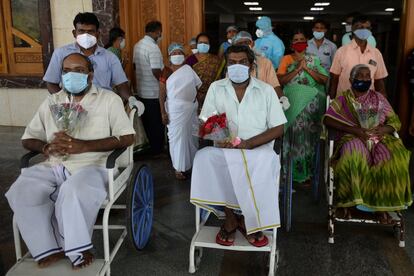 Varios pacientes recuperados del coronavirus después de 100 días de tratamiento se preparan para ir a sus casas, en un hospital gubernamental en Chennai el 31 de diciembre.