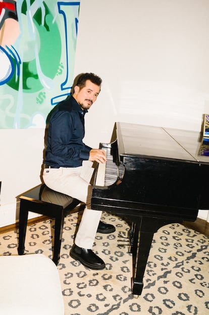 John Leguizamo tocando su piano. Ahí donde lo ven, también canta. Y muy bien, para alegría de Disney.