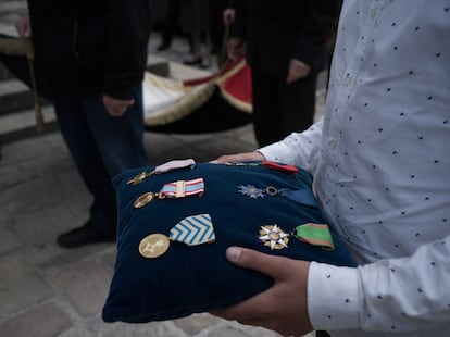 Un joven porta medallas de guerra durante el funeral del veterano de guerra, en el pueblo de Meymac.