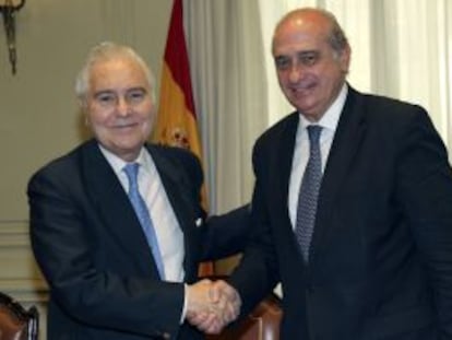 Carlos D&iacute;var (izquierda), y el ministro del Interior, Jorge Fern&aacute;ndez D&iacute;az, ayer tras suscribir un convenio de cooperaci&oacute;n.