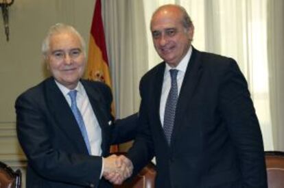 Carlos Dívar (izquierda), y el ministro del Interior, Jorge Fernández Díaz, ayer tras suscribir un convenio de cooperación.