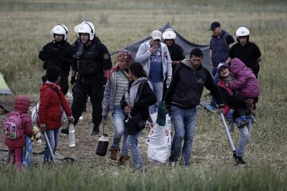 Los refugiados trasladan sus pertenencias durante la operación que ha iniciado hoy la policía griega de desalojo del campamento improvisado de Idomeni.