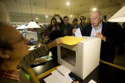 El expresidente de la Generalitat, Jordi Pujol vota en el instituto Montserrat de Barcelona.
