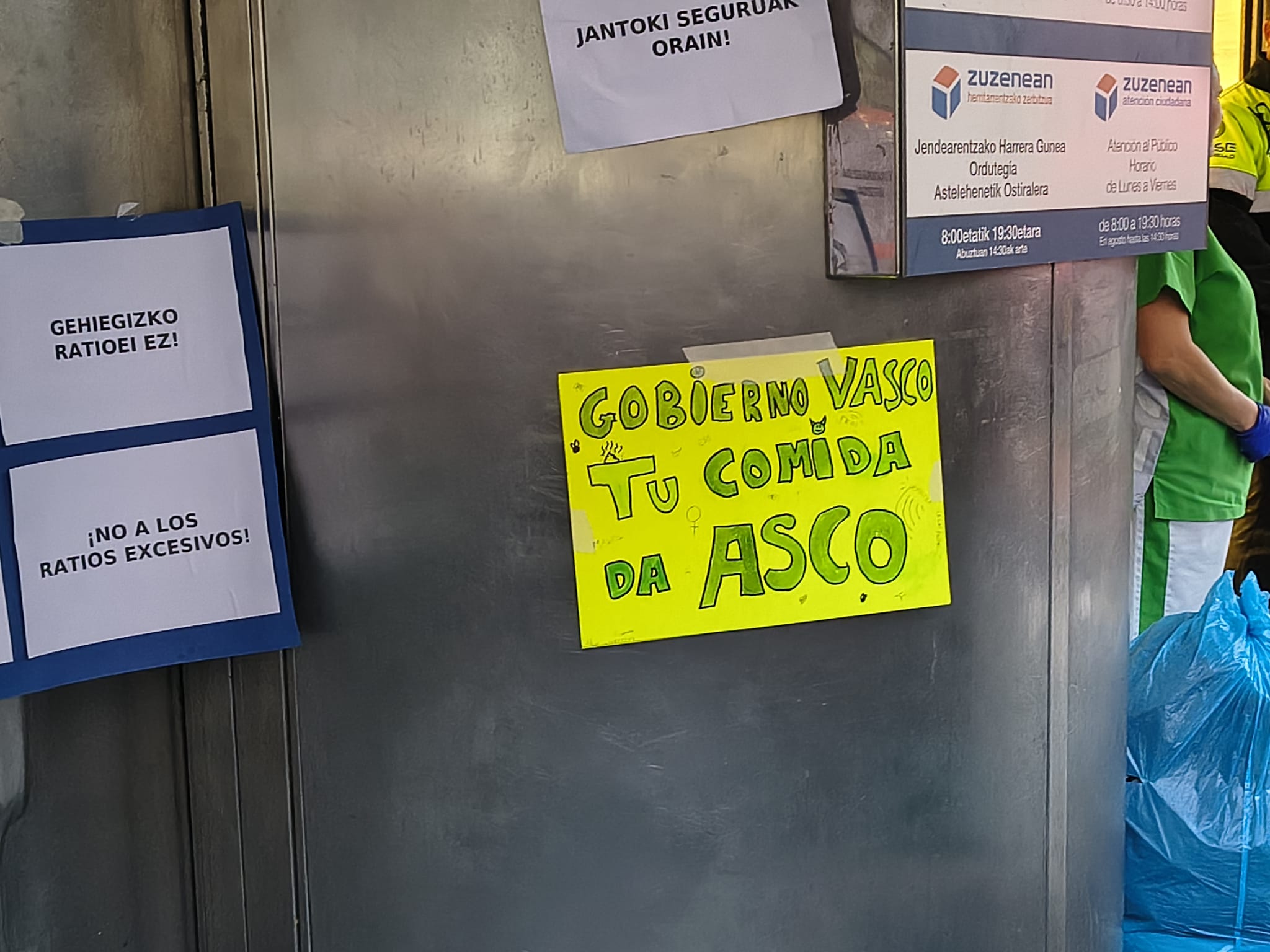 Carteles colocados en la sede de Educación en Bilbao por familiares de alumnos de colegios públicos de Bizkaia.