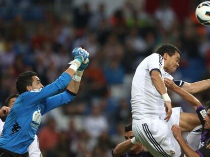 Pepe intenta golpear el balón ante la salida de Jaime. 