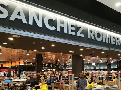 Entrada de uno de los supermercados de Sánchez Romero, en Alcobendas.