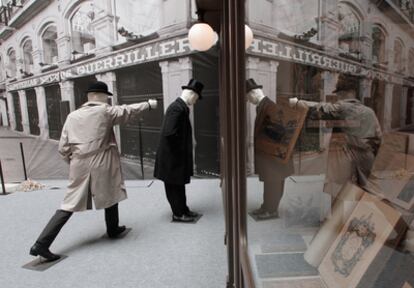 Reproducción del asesinato a José Canalejas, presidente del Consejo de ministros en 1912, abatido a tiros en plena puerta del Sol (Madrid) mientras veía el escaparte de una librería por un anarquista llamado Manuel Pardiñas que se suicidó con esa misma pistola.