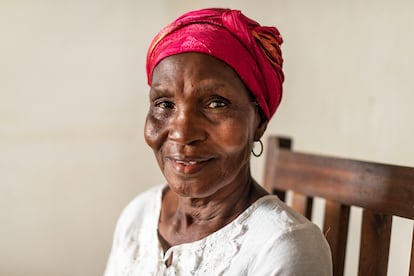 Mary Kloigh, nacida en 1949, en una foto tomada en Liberia en enero de 2025. Kloigh es una comadrona entrenada y combina sus saberes tradicionales con la formación que ha recibido para saber qué hacer en caso de partos con riesgo. 