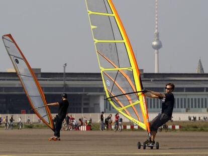 Practicantes de windsurf sobre las pistas del antiguo aeropuerto berlin&eacute;s de Tempelhof.