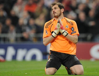 El portero del Real Madrid, Íker Casillas, tras el gol marcado por el Olympique de Lyon en el partido de vuelta de la Champions.