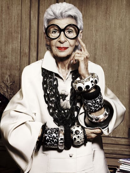 Abrigo vintage de Gianfranco Ferré y joyas de Rara Avis by Iris Apfel para HSN. (Estilismo ALEJANDRA MUSI & SONNY GROO).