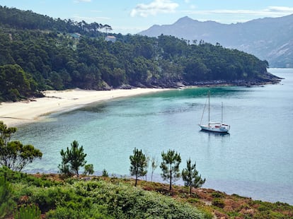 La playa salvaje de Gures y, al fondo, el monte Pindo, vistos desde el mirador de Gures.