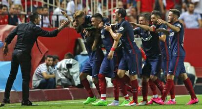 Simeone celebra con sus jugadores uno se los goles del Atlético.