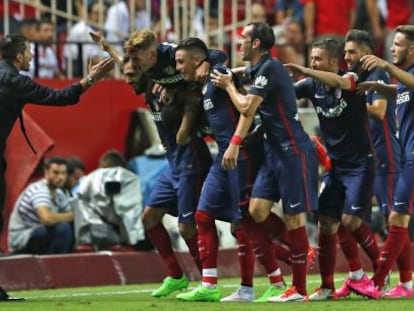 Simeone celebra con sus jugadores uno se los goles del Atlético.