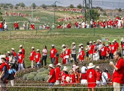 Dos mil personas lanzaron ayer pelotas de golf al mismo tiempo para batir un récord Guinness.