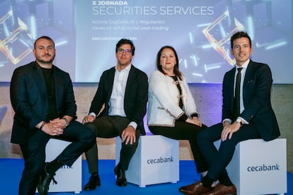Desde la izquierda, Andrei Manuel, cofundador y COO de Bit2Me; Anibal Martín, Corporate Development Director de Cecabank; Aurora Cuadros, directora corporativa de Securities Services en Cecabank; y Abel Peña, Chief Sales Officer de Bit2Me.