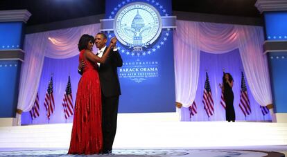Barack y Michelle Obama, vestida de Jason Wu, en el baile de la inaguración de la segunda legislatura de su marido.