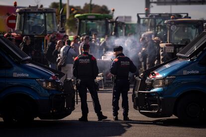 Dos agentes de los Mossos d'Esquadra, ante la concentración de agricultores en Mercabarna, este martes.
