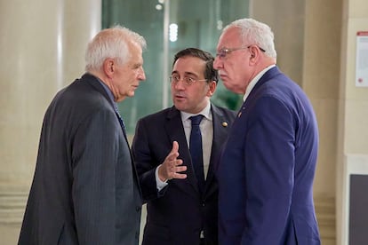 The Spanish Minister of Foreign Affairs, José Manuel Albares (center) chats with the High Representative of the European Union for Foreign Affairs, Josep Borrell (left), before the welcome dinner of the 8th Regional Forum of the Union for the Mediterranean (UfM) , on Sunday in Barcelona.