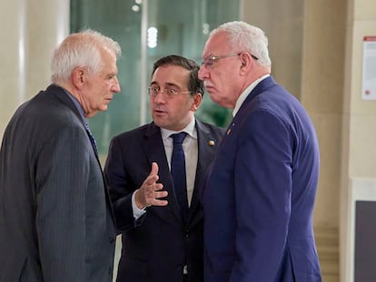 The Spanish Minister of Foreign Affairs, José Manuel Albares (center) chats with the High Representative of the European Union for Foreign Affairs, Josep Borrell (left), before the welcome dinner of the 8th Regional Forum of the Union for the Mediterranean (UfM) , on Sunday in Barcelona.